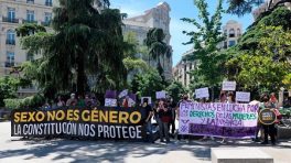 Por qué las feministas protestan contra la ‘ley trans’